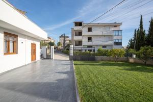a view of a house with a yard at Oasis White Terra in Durrës