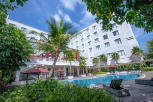 茂物的住宿－帕加加蘭套房度假及會議酒店，一座带游泳池和大楼的酒店