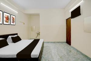 a bedroom with a bed in a room at HOTEL O KB LODGING ROOMS in Itwāri