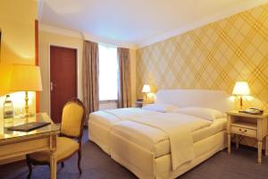 Pokój hotelowy z dużym łóżkiem, biurkiem i biurkiem w obiekcie Bad Eptingen w mieście Eptingen