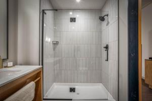 ein Badezimmer mit Dusche mit Glastür in der Unterkunft Hotel Longmont in Longmont