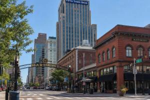 a city street with tall buildings and a street sign at The Mariemont Cottage in Cincinnati