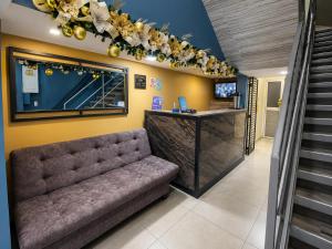 a waiting room with a couch and a counter at HOTEL ELITE in Cali +15 photos