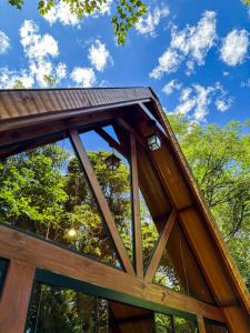 a timber frame cabin with a gambrel roof at Cabanas do Bosque in Três Coroas