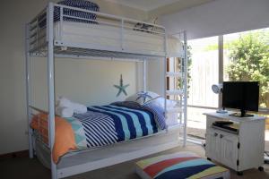 A bunk bed or bunk beds in a room at Stylish 2 Bedroom Unit
