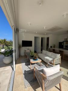 a living room with a couch and a table at Sol del Este Luxury by SH in San Andrés