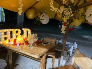 a wooden table with candles and flowers on it at Chiki luki in Playa Blanca
