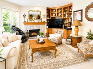 a living room filled with furniture and a fireplace at The Elegant & Cozy Retreat in Sammamish