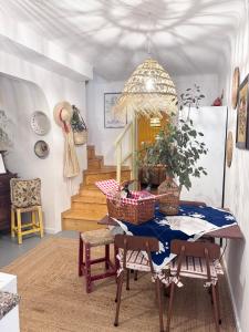 a dining room with a table with baskets on it at Casa das Portas de Évora in Estremoz