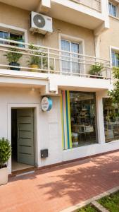 a building with a rainbow door and a balcony at Depto rep del libano 11 capacidad 5 personas in La Banda