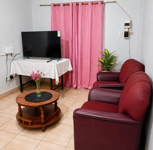 a living room with a couch and a table with a tv at Depto rep del libano 11 capacidad 5 personas in La Banda