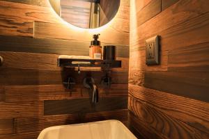a bathroom with a sink and a mirror at Rosalia Haras Glamping - Experiencia ecuestre in Atlixco +64 photos
