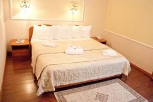 Una habitación de hotel con una cama con dos toallas. en Europa Hotel, en Noyabrsk