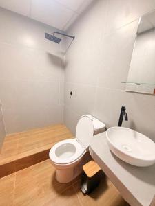 ein Badezimmer mit Toilette und Waschbecken in der Unterkunft Hotel Riomar in Iquitos