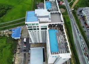 an overhead view of a building with a pool at SF Roomstay Tunjong in Kota Bharu