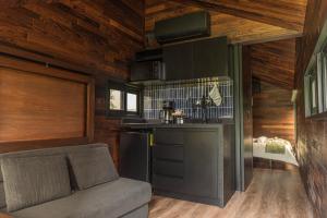 a living room with a couch in a tiny house at Rosalia Haras Glamping - Experiencia ecuestre in Atlixco