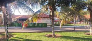 a palm tree in front of a building at Hotel E Pousada do Patrão in Bataguaçu
