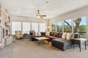 ein Wohnzimmer mit Sofa und Kamin in der Unterkunft Hillside Tranquility in Fountain Hills + 40 Fotos