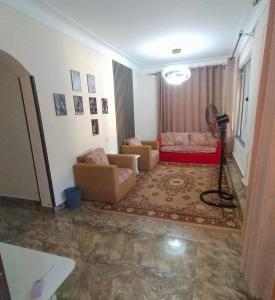 a living room with two chairs and a couch at فيلا تسنيم للعائلات in Naj‘ al Aḩwāl