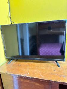 a microwave sitting on top of a wooden table at El Duke Kahanamoku surf hostel in Pacasmayo