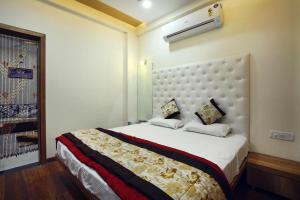 Una cama o camas en una habitación de Hotel Girija