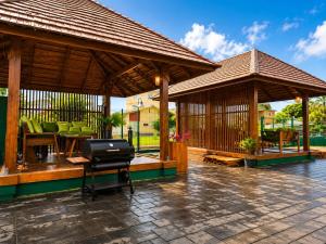 un padiglione con una griglia su un patio di Spacious 1-BR Studio with Fast WIFI l Work-Friendly Stay a Paramaribo