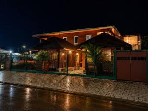 una casa con una recinzione su una strada di notte di Spacious 1-BR Studio with Fast WIFI l Work-Friendly Stay a Paramaribo Altre 6 foto