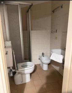 a bathroom with a toilet and a sink and a tub at La voglia albergo in Villanova sullʼArda