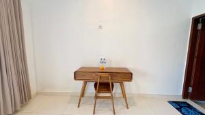 a small wooden table in a corner of a room at ANANDA Bingin Guesthouse in Bingin Beach