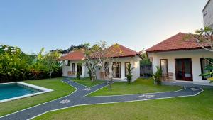 a house with a garden and a swimming pool at ANANDA Bingin Guesthouse in Bingin Beach