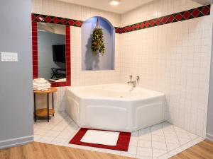 a bathroom with a tub and a christmas wreath at Mark Twain Motor Inn in Elmira +20 photos