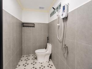 a bathroom with a toilet and a shower at Blue Zone Hostel in Kaôh Rŭng (3)
