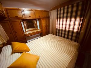 a small room with a bed and a window at Tiny house móvel com vista 360 in São Roque