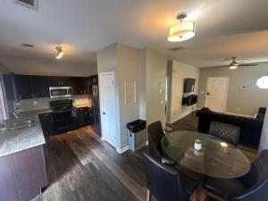 a living room with a dining table and a kitchen at Basic 4 bedrooms with 6 beds 15 min from downtown sleeps 9 Adults comfortably for Work crews and Large groups in Atlanta