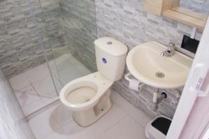 a bathroom with a toilet and a sink at Aparta estudio in Itagüí