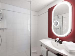 a bathroom with a sink and a mirror at ibis Paris Grands Boulevards Opéra 9e in Paris