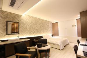 Postel nebo postele na pokoji v ubytování Le Idea Hotel Busan Station