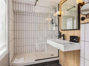 a bathroom with a sink and a shower at ibis Paris Grands Boulevards Opéra 9e in Paris