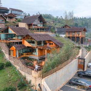 a group of houses on a hill behind a fence at Wojia我家 in Ban Rak Thai