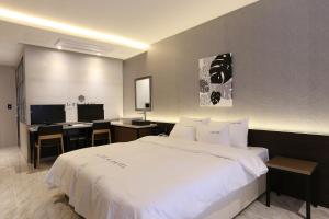 Postel nebo postele na pokoji v ubytování Le Idea Hotel Busan Station