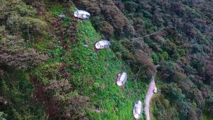 an overhead view of a hill with cars on it at Hotel cápsulas Mayta Capac in Sahuayacu