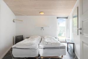 two beds in a room with a window at FY144-Middelfart-Vegavej-40 in Middelfart