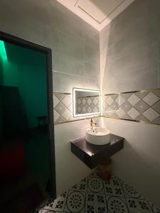 a bathroom with a sink and a mirror at Thảo Tiên Vị Thanh in Xóm Tràm Cửa