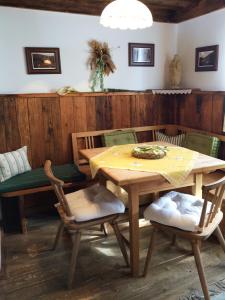 - une salle à manger avec une table et des chaises en bois dans l'établissement Romantikzimmer Jakobbauer, à Turnau