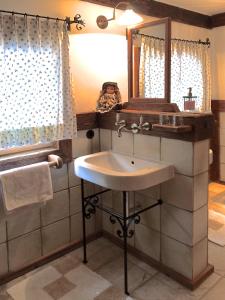La salle de bains est pourvue d'un lavabo et d'un miroir. dans l'établissement Romantikzimmer Jakobbauer, à Turnau