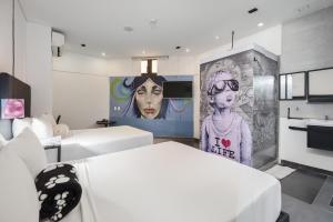 a room with a bed and a painting on the wall at Hotel Medellin Arte in Medellín