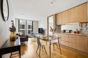 a kitchen and dining room with a table and chairs at Nest Collection El Golf in Santiago