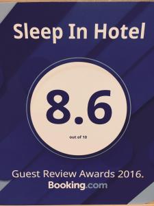 una señal que dice dormir en el hotel con el número ocho en Sleep Inn en Hong Kong