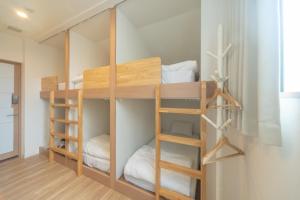 a bedroom with bunk beds in a room at コインズホステル天神ペット宿泊可 in Fukuoka