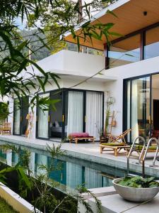 an image of a house with a swimming pool at VILLA 3 CHAMBRES a partager in Nathon Bay